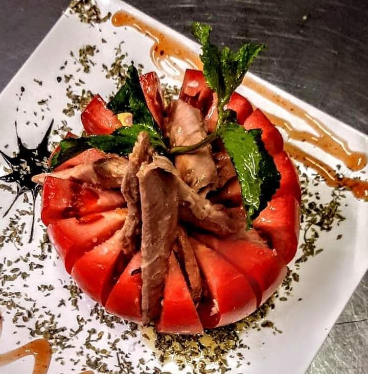 Ensalada de tomate fresco relleno de ventresca de bonito